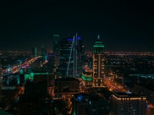 أفق مدينة الرياض ليلًا