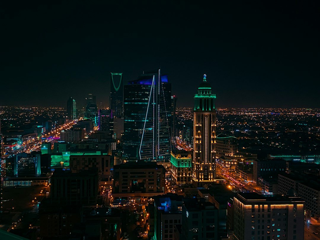 أفق مدينة الرياض ليلًا