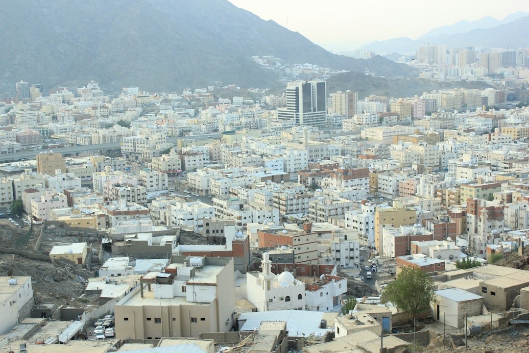 صورة تعبيرية لمدينة جبلية في السعودية بعد حادث سقوط حطام مسيرة