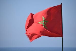 العلم المغربي يرفرف في السماء