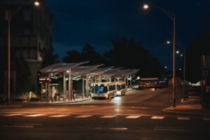 باص نقل عام يرمز إلى خدمة الباصات المجانية لطلاب جامعة عدن – تصوير Nicholas Bartos عبر Unsplash