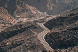 صورة تعبيرية لطريق جبلي بين مناطق وعرة