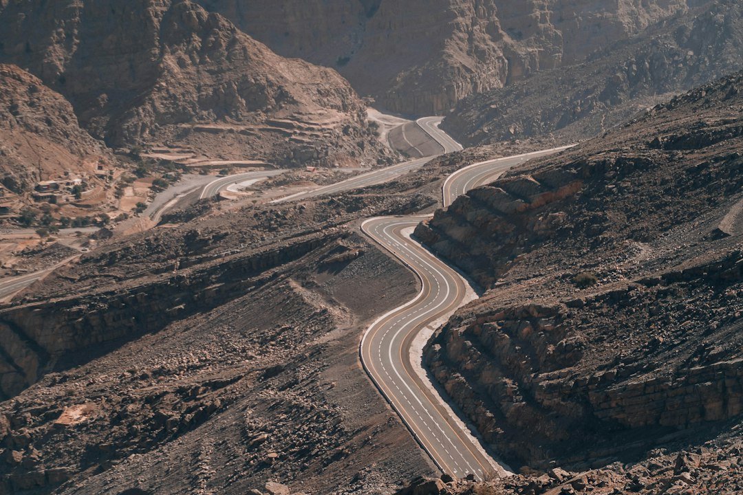 صورة تعبيرية لطريق جبلي بين مناطق وعرة