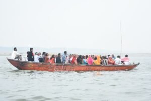 صورة تعبيرية لأشخاص على قارب خلال رحلة بحرية إلى جيبوتي
