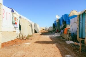 صورة تعبيرية لخيام ومساكن مؤقتة للنازحين