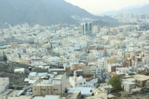 مبانٍ سكنية في مدينة جبلية - صورة تعبيرية لمدينة تعز