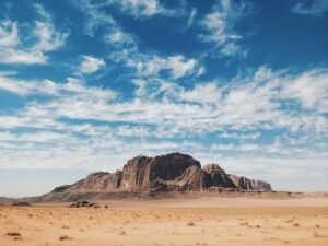 مرتفعات جبلية صخرية تعبيرية عن جبهة كهبوب