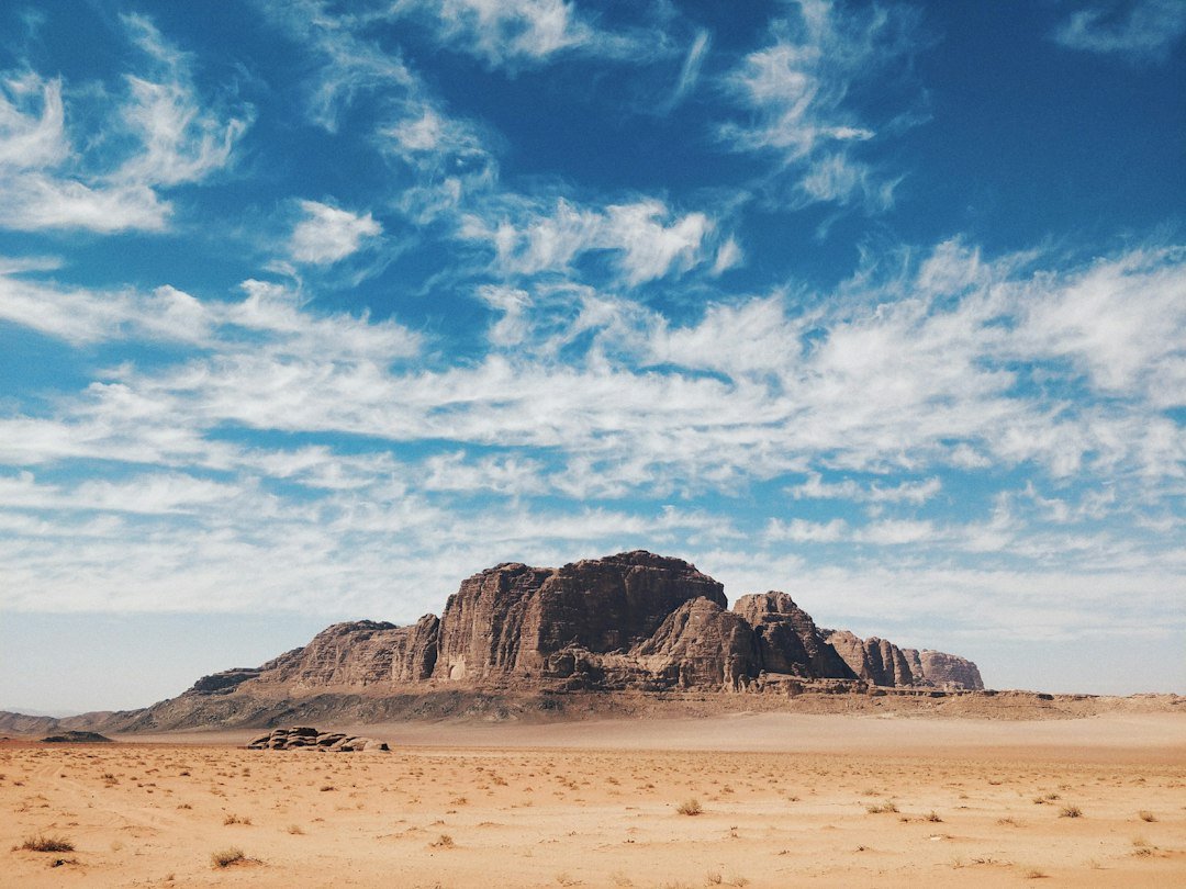 مرتفعات جبلية صخرية تعبيرية عن جبهة كهبوب