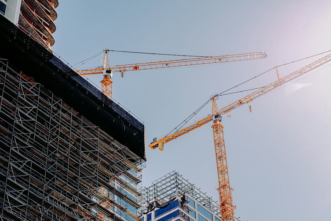 رافعات ومبانٍ قيد الإنشاء ترمز إلى خطط إعادة الإعمار والتنمية