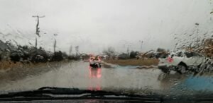 أمطار غزيرة على طريق - صورة تعبيرية