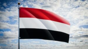 العلم اليمني يرفرف في السماء - صورة تعبيرية