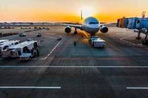 طائرة ركاب متوقفة في مطار دولي