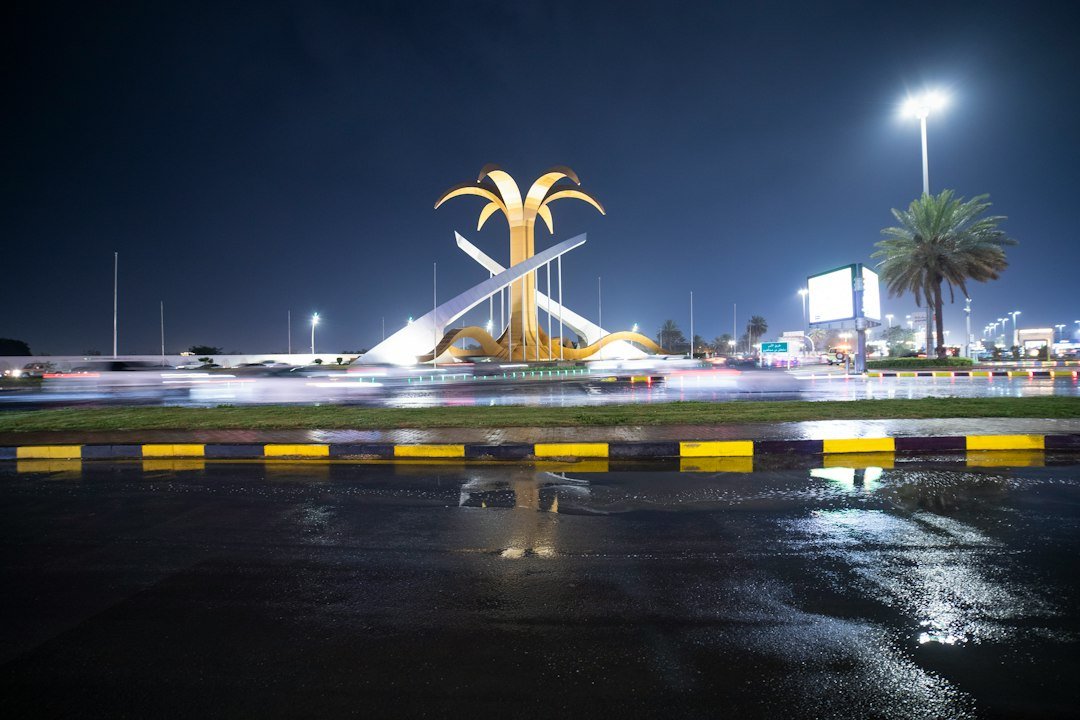 مطار في السعودية ليلًا - صورة تعبيرية